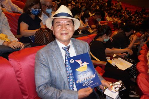 图6：二零二二年七月九日晚，公司董事长郑薛智观赏了神韵艺术团在台北市国父纪念馆的第四场演出。