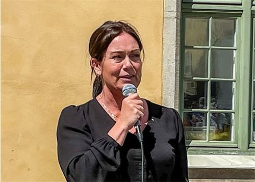 '图1：瑞典国会议员安-索菲·阿尔梅（Ann-Sofie Alm）声援法轮功学员在哥特兰省首府维斯比论坛周活动期间揭露中共迫害，告诉人们真相。'