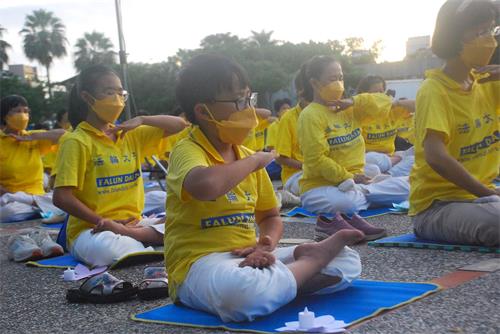 '图1～3：嘉义地区部份法轮功学员在嘉义市文化公园中央舞台集体炼功，并举行烛光悼念活动'
