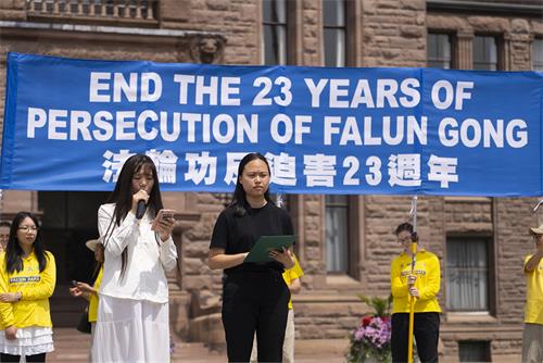 图11：法轮功学员王小玉（左）要为去年被中共非法判刑8年的法轮功学员许娜发声。