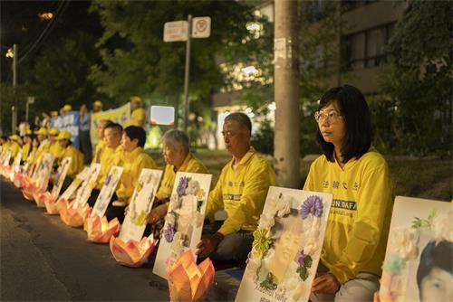 圖13～17：部分法輪功學員們來到中領館前舉行反迫害23年燭光悼念