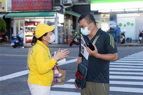 ‘图4～8：法轮功学员向过往市民与游客演示法轮功优美祥和的五套功法，同时部份学员在街头巷尾向过往民众发放《明慧周报》等真相材料。'