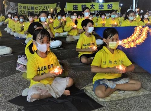 '图1～3：7月16日晚间，屏东部份法轮功学员手捧烛光，神情庄严、肃穆，追悼被中共迫害致死的中国大陆的同修。'