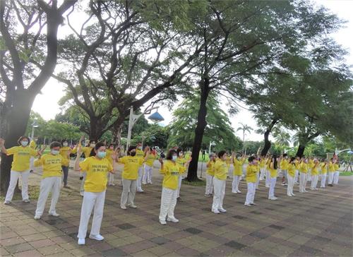 '图4～6：7月16日下午，台湾屏东法轮功学员身穿黄色衣衫、白色长裤，向过往民众展示功法。'