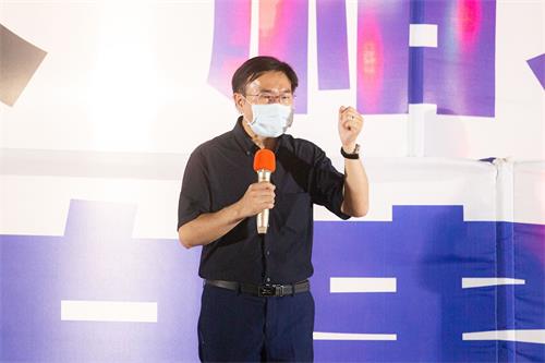 '图8：台北市议员张茂楠在记者会上发言。'