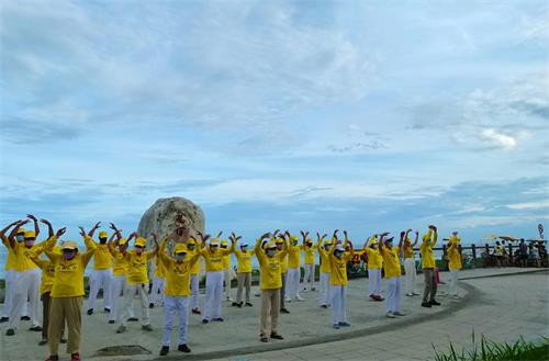 图2：二零二二年七月十六日晚，台东法轮功学员在海滨公园举办反迫害二十三周年的烛光悼念活动。图为学员们在集体炼功。