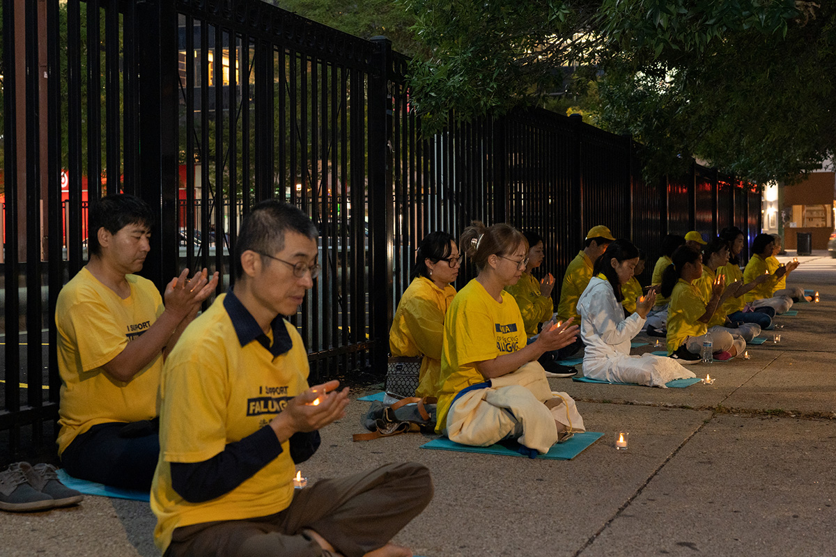 图1～4：2022年7月16日，大芝加哥地区的部分法轮功学员在中领馆前举办集会和烛光夜悼，揭露和抗议中共23年来对法轮功学员的残酷迫害。
