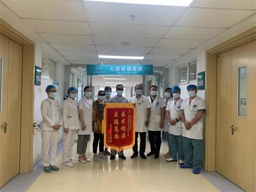 '临沂市人民医院第十例心脏移植病人与医护人员合影'