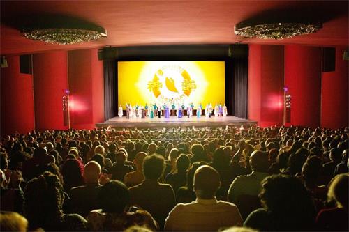 '图1：二零二二年七月十五日，神韵纽约艺术团重返美国华盛顿DC肯尼迪艺术中心歌剧院，为观众带来四场演出。图为七月十五日演出谢幕。'