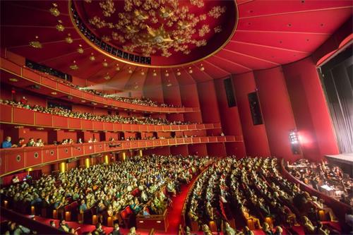 '图2：二零二二年七月十七日下午，神韵纽约艺术团2021-2022演出季最后一场演出在美国华盛顿DC肯尼迪艺术中心歌剧院圆满结束。'