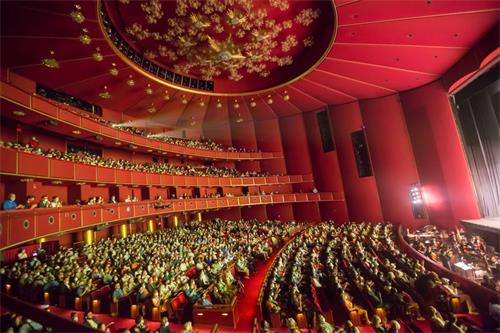 '图2：二零二二年七月十七日下午，神韵纽约艺术团2021-2022演出季最后一场演出在美国华盛顿DC肯尼迪艺术中心歌剧院圆满结束。'