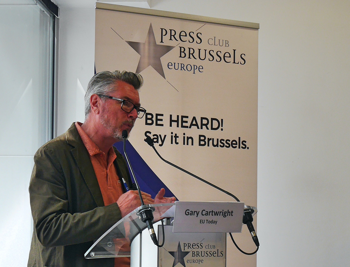 图2：“今日欧盟”编辑加利·卡特莱特（Gary Cartwright）在主持会议。（明慧网）