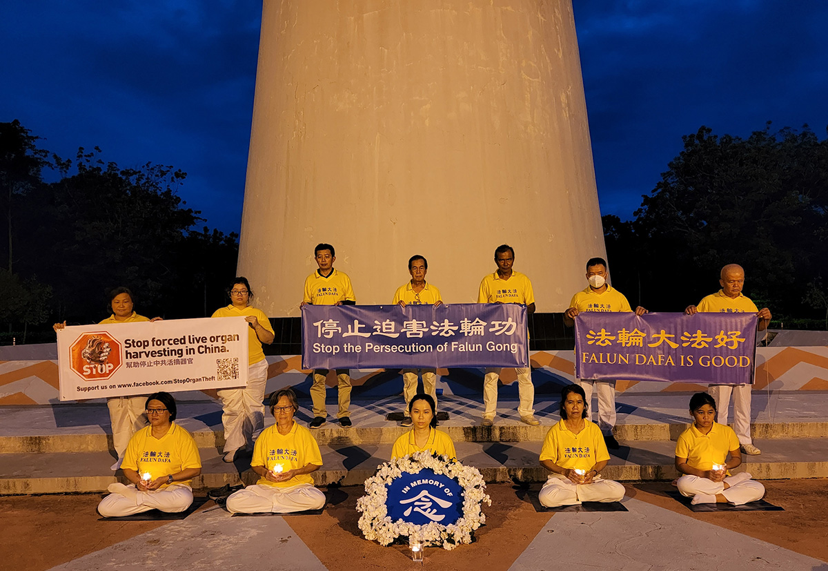 图7：二零二二年七月十七日，马来西亚东马沙巴州首府亚庇部份法轮功学员来到当地炼功点热带雨林公园，举行“七二零反迫害二十三周年”活动。