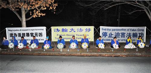 图4：法轮功学员在中使馆前烛光夜悼，呼吁制止迫害。