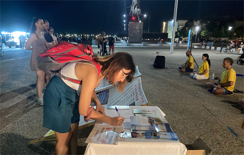 图9:民众在支持法轮功反迫害的征签簿上签名