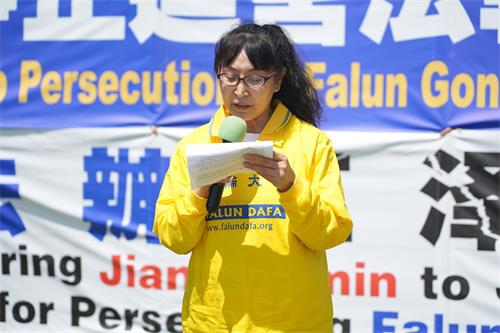 '图9：二零二二年七月十七日，来自辽宁抚顺的法轮功学员李辉在洛杉矶七·二零反迫害集会上讲述她亲历的中共迫害。'