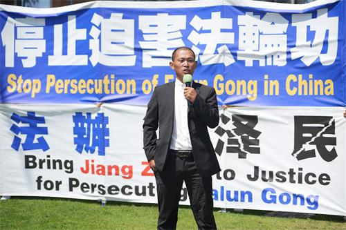 '图12：二零二二年七月十七日，中国民主党青年部执行长界立建在洛杉矶七·二零反迫害集会上发言。'