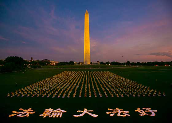 千名学员在华盛顿纪念碑下烛光悼念