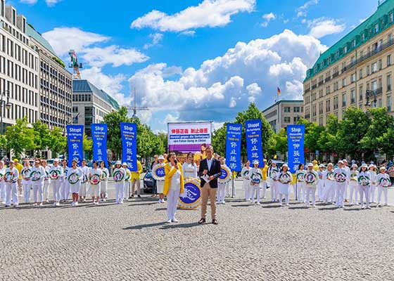 欧洲学员柏林反迫害游行 观众感受能量