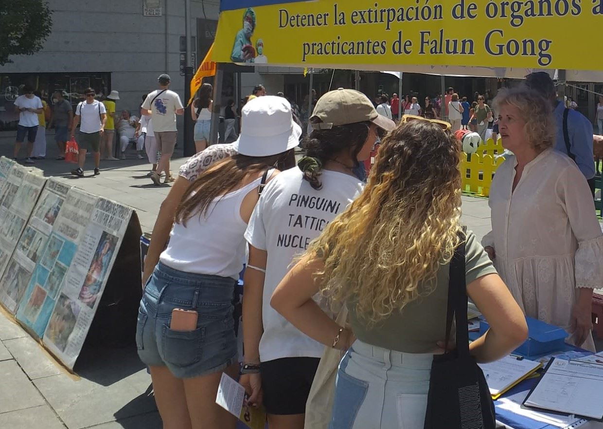 '图1～2：1～2：反迫害23年，西班牙法轮功学员在市中心讲真相'