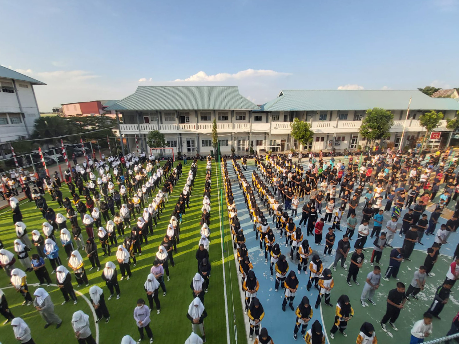 图1～4：二零二二年七月二十一日上午，印尼里奥群岛省巴丹岛法轮大法学员应邀请向一千多名巴丹岛SMKN7高中生介绍法轮功功法