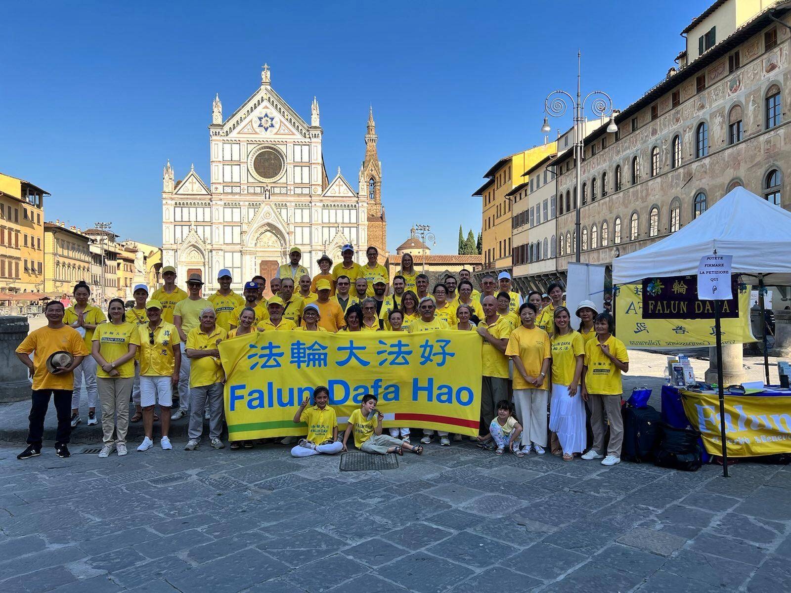 图1～3：二零二二年七月十六日，意大利法轮功学员在佛罗伦萨的圣-克罗切广场展示法轮功功法。