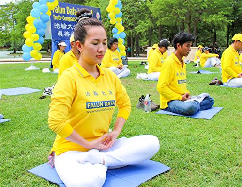 图1：越南裔法轮功学员My女士参加集体炼功。