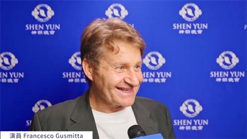 '图6：二零二二年六月二十八日晚，意大利演员弗朗切斯科‧古斯米塔（Francesco Gusmitta），观看了神韵纽约艺术团在意大利的里雅斯特的首场演出。（新唐人电视台）'