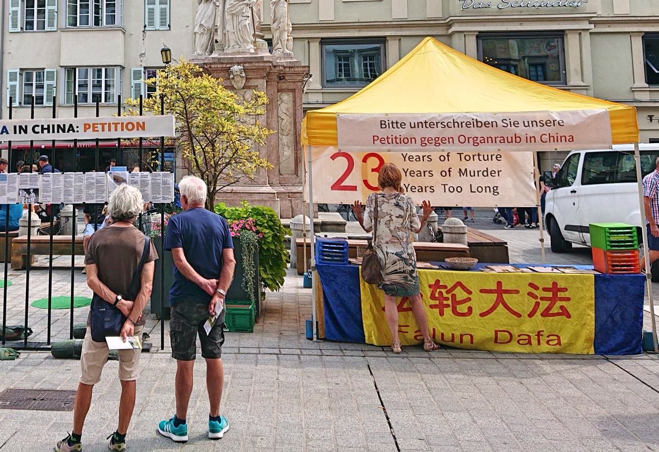 '图4:路过的行人驻足了解真相'