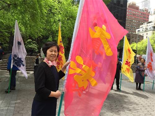 图6:沈阳法轮功学员李殿琴学法轮功获新生。图为她在联合国公园庆祝“5.13世界法轮大法日”。