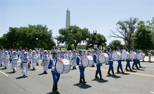 '图1～5：二零二二年七月四日，法轮功学员参加在美国首都华盛顿举行的独立日游行。'