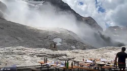 '图3～4：二零二二年七月三日，意大利阿尔卑斯山区最大冰川崩塌引发雪崩，图为雪崩现场。（推特视频截图）'