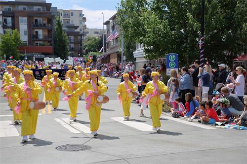 '图1～4：法轮功的队伍格外引人注目，主要由横幅、花车及腰鼓队组成。所到之处，受到民众欢迎'