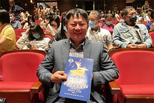 图9：二零二二年七月三日晚间，公司董事长陈盈豪观赏神韵国际艺术团在彰化县员林演艺厅的第二场演出。