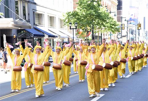 图1～3：二零二二年七月四日，法轮功学员的腰鼓队和舞龙队参加了费城的“Wawa欢迎美国”庆祝活动游行，传播大法的美好。