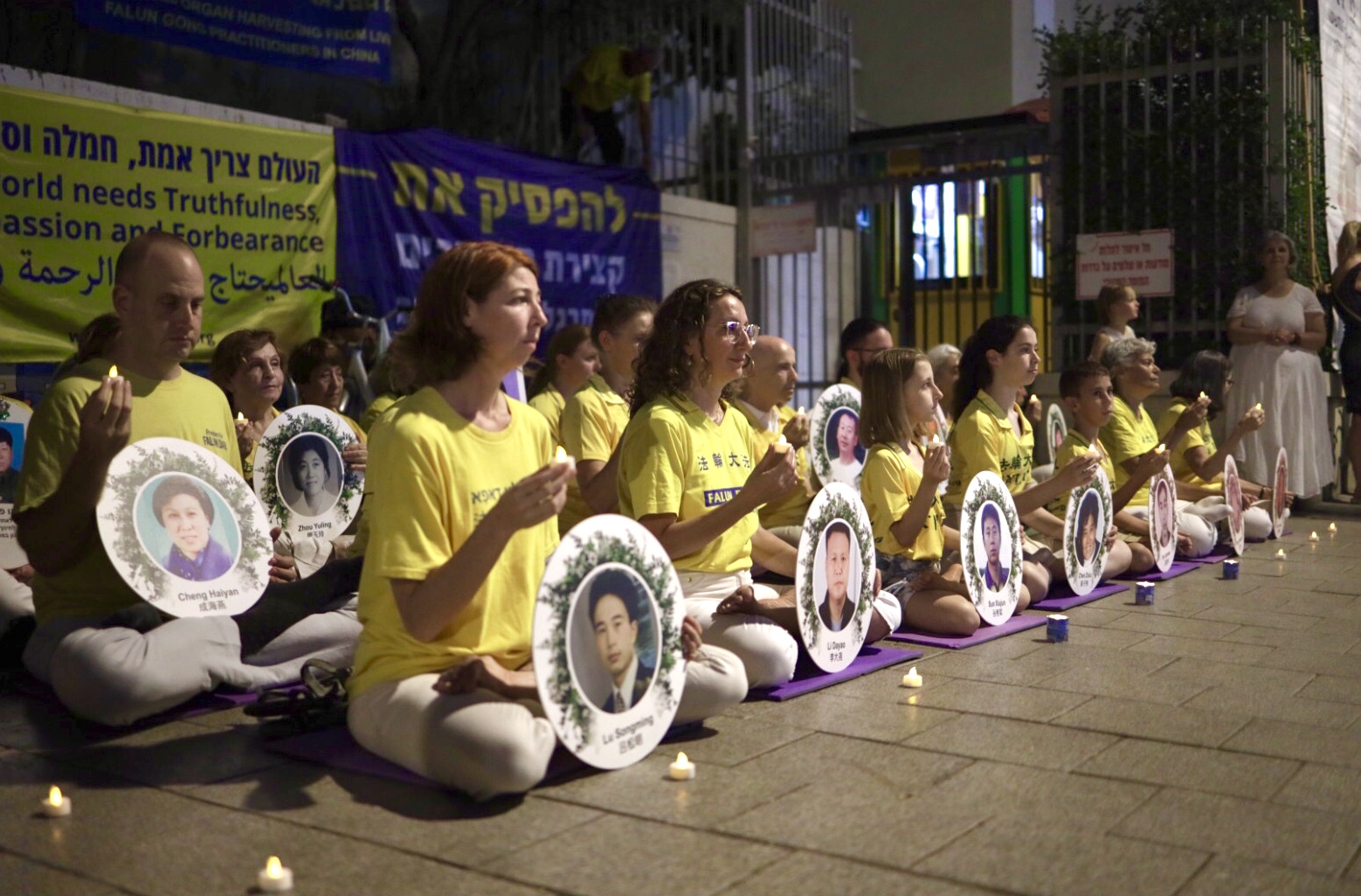 图9～10：以色列法轮功学员举行烛光悼念