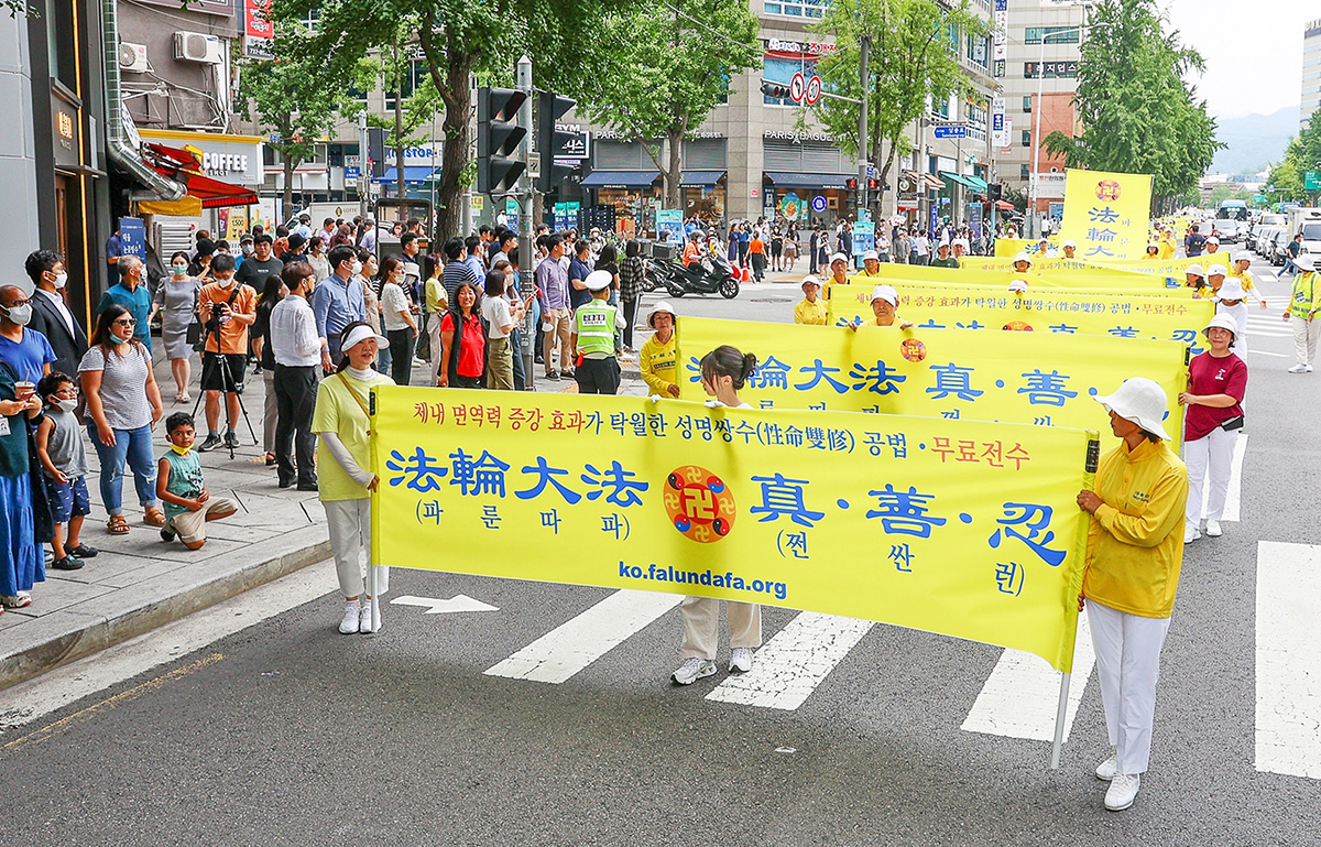图3～21：二零二二年七月二十日，韩国法轮功学员在首尔市中心举行反迫害二十三周年的集会和游行。