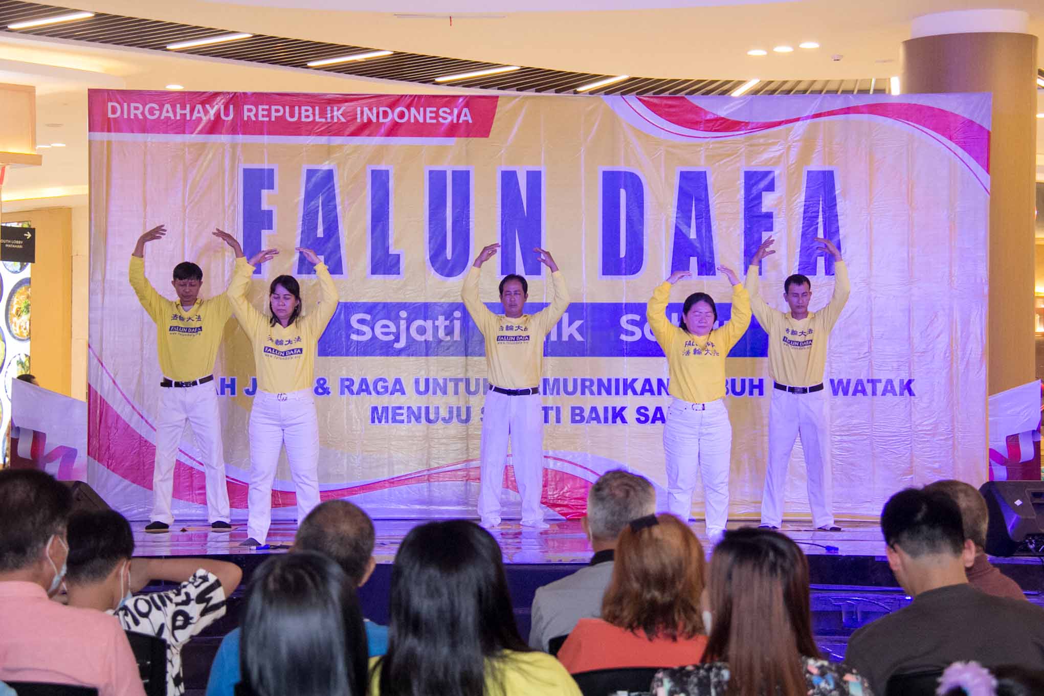 图1：巴淡岛学员在One Batam Mall 购物商场展示法轮大法功法