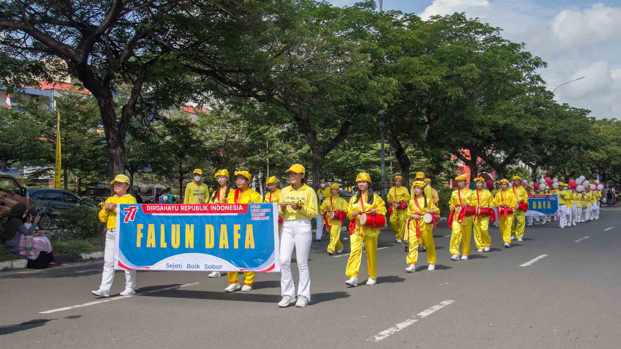 图8：巴淡岛法轮功学员参加了巴淡市政府组织的庆祝印尼第77届独立日的文化游行