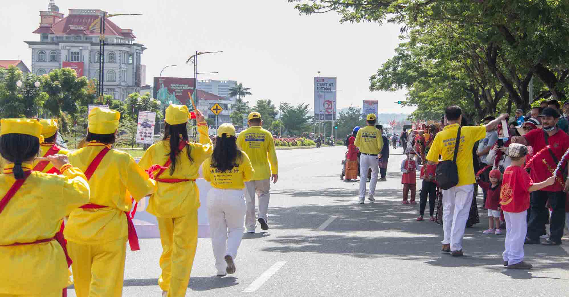 图10～11：法轮功学员向现场民众分发法轮大法真相传单