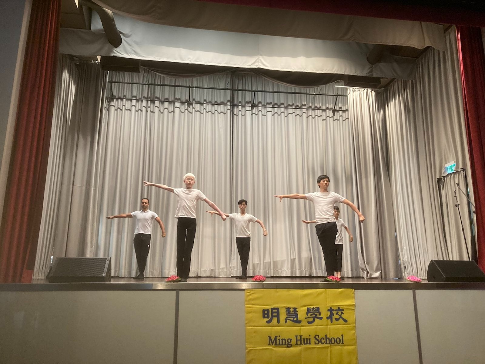 图3：明慧夏令营的大法小弟子表演中国古典舞