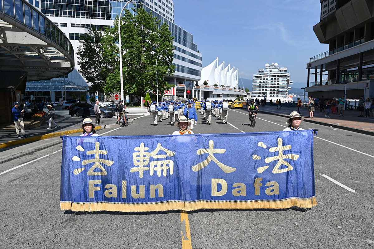 图1~9:八月二十日,温哥华民众在温哥华市中心游行,庆祝四亿中国人三退(退出中共党、团、队)。