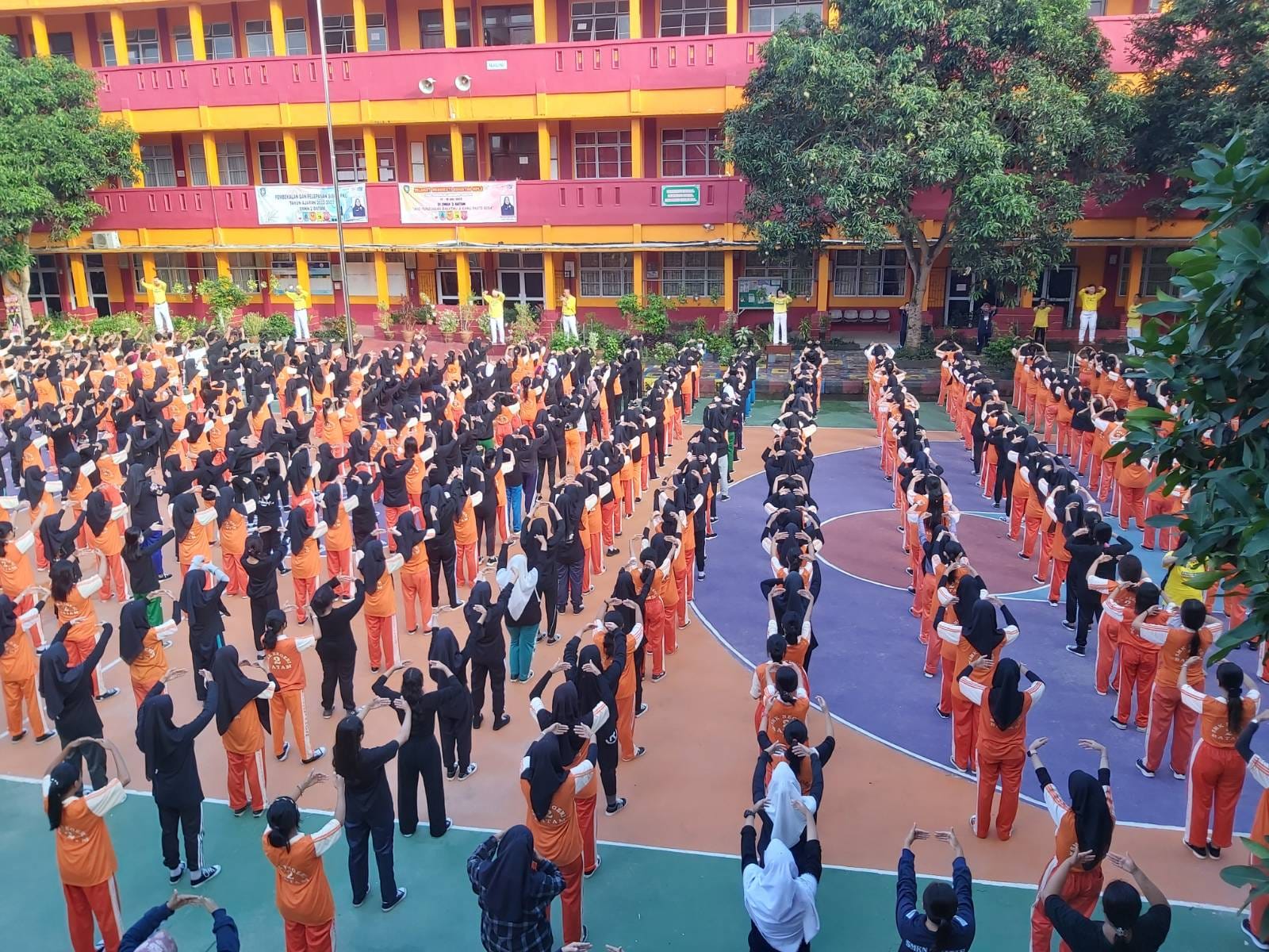 图1～2：二零二二年七月二十九日，法轮功学员在巴淡岛SMK Negeri 2（国立专业中学2）介绍法轮大法功法，有约一千名学生参加。