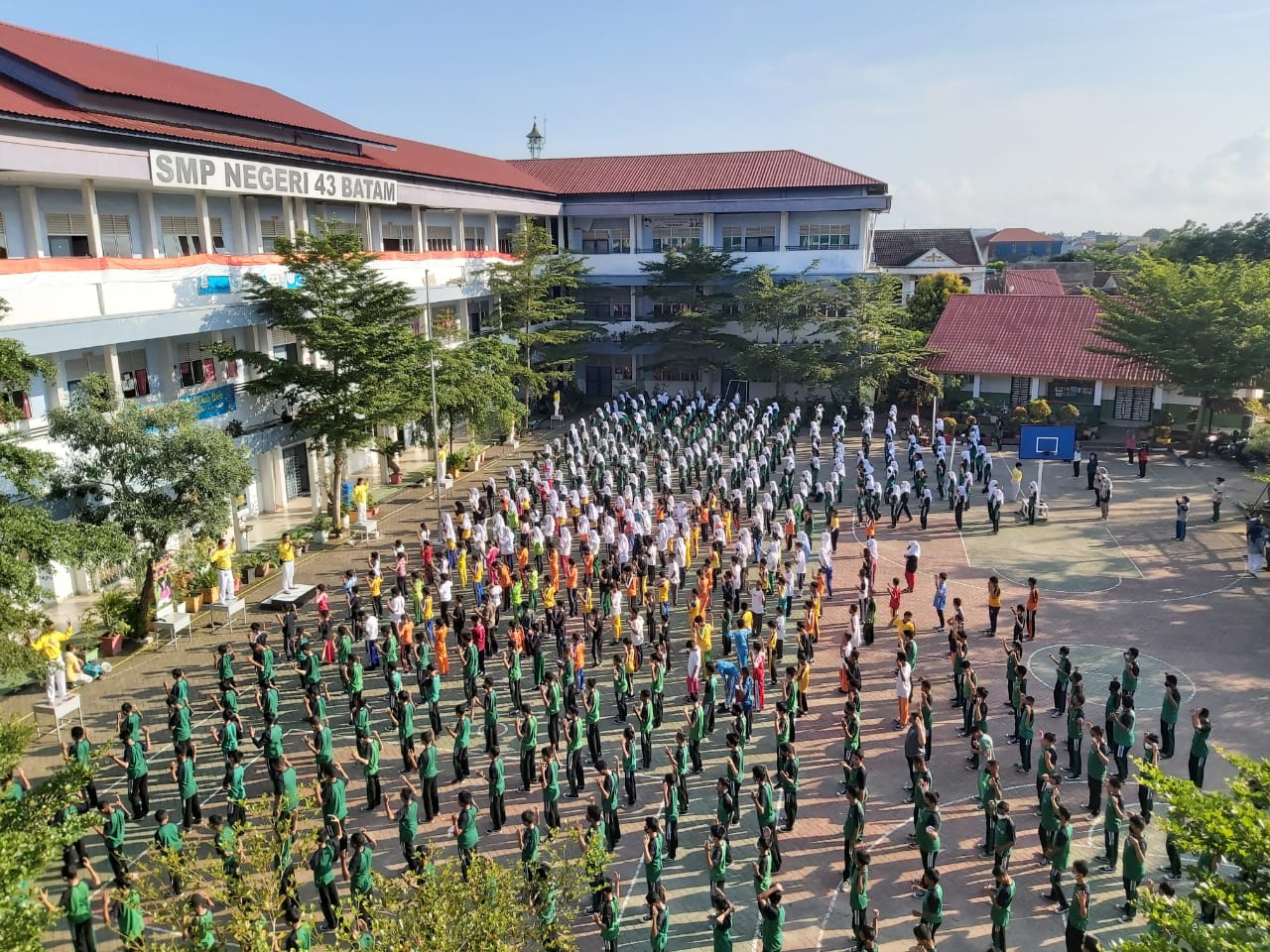 图3～5：二零二二年八月十一日，巴淡岛学员在SMP Negeri 43（国立中学43）介绍法轮大法功法，有约七百名师生参加。