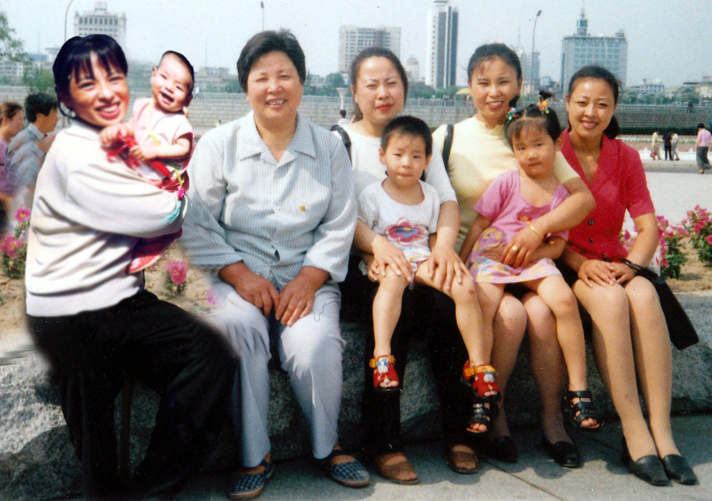 图2：左起：大女儿刘红辉、母亲董淑兰、二女儿刘红艳、儿媳、小女儿刘红霞。