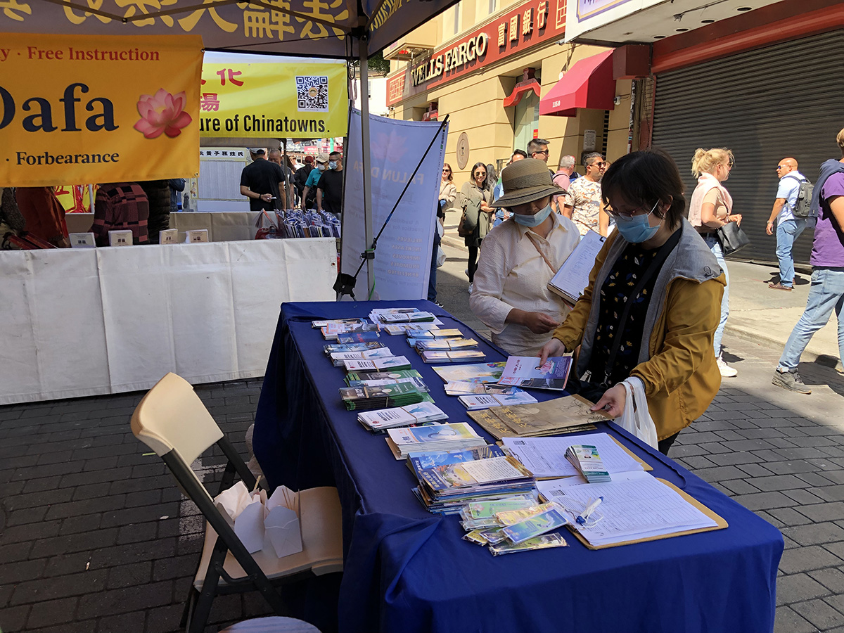 图1~2:二零二二年八月二十七日和二十八日,美国旧金山湾区的法轮功学员在旧金山华埠中秋街会上设立摊位,传播法轮功的真相,和帮助华人三退。二十七日,有五十六位华人三退。