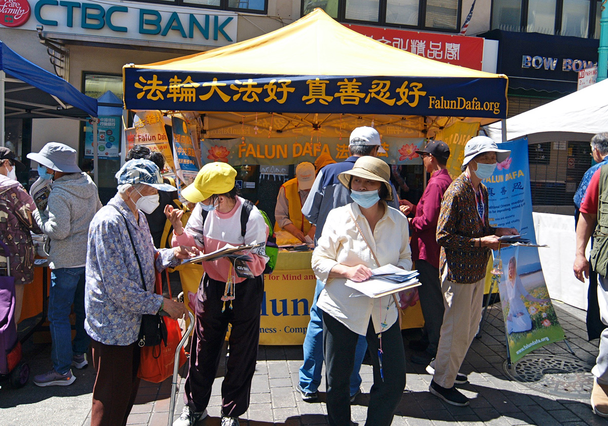图3~7:二零二二年八月二十七日和二十八日,旧金山湾区的法轮功学员在旧金山华埠中秋街会上设立摊位,传播法轮功的真相,和帮助华人三退。二十七日,有五十六位华人三退。