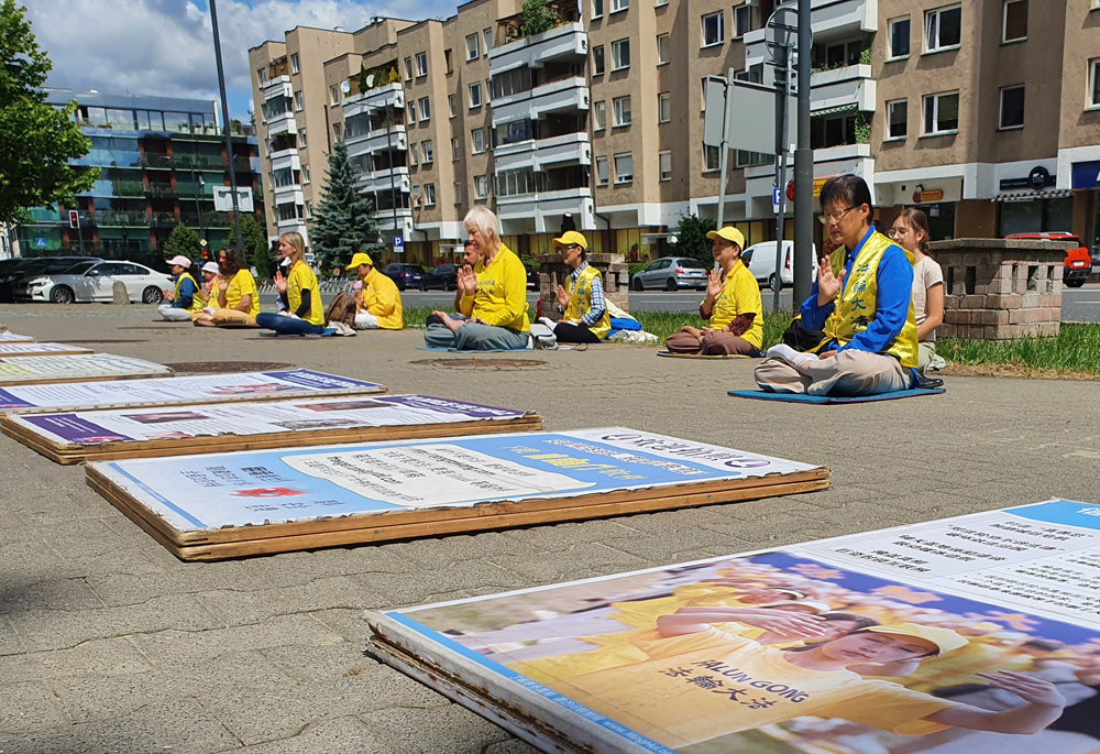 图1～3：二零二二年七月十七日和二十一日，波兰法轮功学员在华沙中使馆门前静坐，抗议中共迫害法轮功。