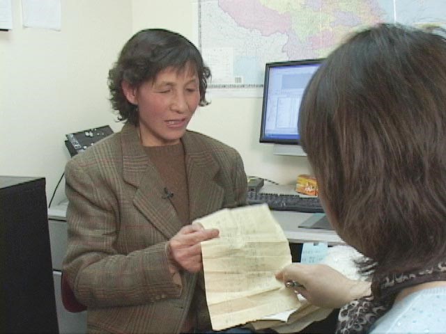 '图2：李妈妈（左）接受新唐人记者采访'