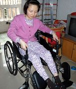 图2：被中共迫害致残、坐在轮椅上的赵风霞。